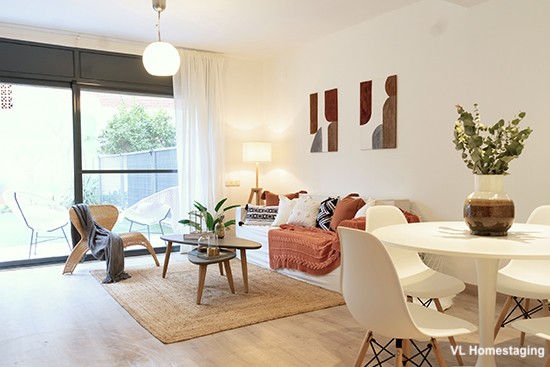 Home Staging Nachher Beispiel eines mit Cubiqz Pappmöbeln dekorierten Wohnzimmers