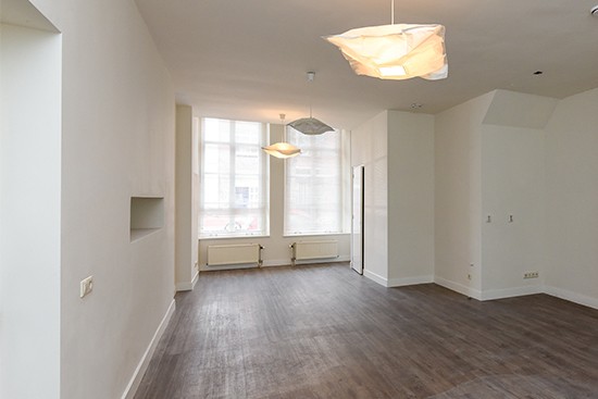 Home Staging Vorher Beispiel Wohnzimmer nicht eingerichtet mit Cubiqz Pappmöbeln