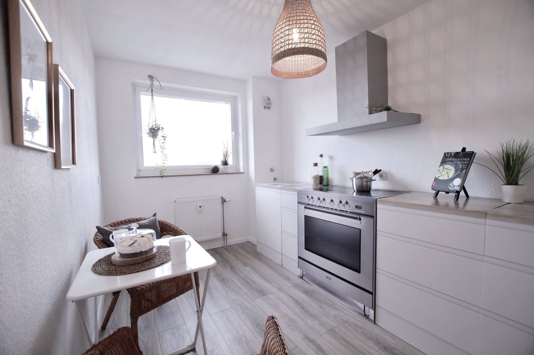 HOME Staging with CUBIQZ cardboard shelving unit LUUCK Pudda Homestaging Raum 2 mit einer Basic Pappküche von Cubiqz