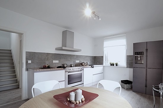 HOME Staging with CUBIQZ cardboard shelving unit LUUCK Kunz 3 Raum 2 mit einer 2-in-1 Reversible Pappküche von Cubiqz