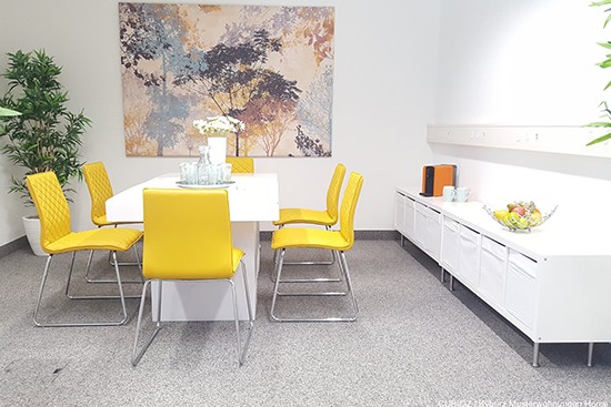 Büro Inszenierung mit Cubiqz Tisch aus Pappe Büro Inszenierung mit Cubiqz Tisch aus Pappe