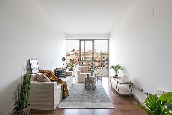 A Home BCN mit Cubiqz Pappmöbel; 3-er Sofa und Sessell mit Stoffbezug Off White A Home BCN mit Cubiqz Pappmöbel; 3-er Sofa und Sessell mit Stoffbezug Off White