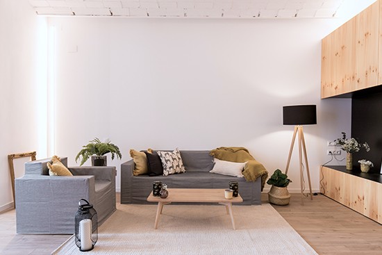 A Home BCN mit Cubiqz Sofa und Stuhl aus Pappe mit maßgeschneidertem Stoffbezug Grace A Home BCN mit Cubiqz Sofa und Stuhl aus Pappe mit maßgeschneidertem Stoffbezug Grace
