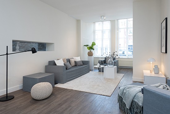 4HOME mit Cubiqz Pappsofa, Stuhl und Hocker mit Stoffbezug GRACE. Karton Säule und Beistelltisch in weiß mit Satinglanz 4HOME mit Cubiqz Pappsofa, Stuhl und Hocker mit Stoffbezug GRACE. Karton Säule und Beistelltisch in weiß mit Satinglanz