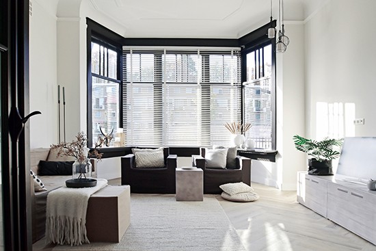 CUBIQZ Sofa und Hocker aus Pappe mit Stoffbezug Bobby, Sessel aus Pappe mit Stoffbezug Zaria, Hocker aus pappe in Betonoptik, TV-Möbel aus Pappe in Holzoptik und Flachbildschirm TV aus Pappe CUBIQZ Sofa und Hocker aus Pappe mit Stoffbezug Bobby, Sessel aus Pappe mit Stoffbezug Zaria, Hocker aus pappe in Betonoptik, TV-Möbel aus Pappe in Holzoptik und Flachbildschirm TV aus Pappe