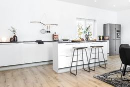 Schnell platzierbares Cubiqz Küchenmodul mit ausklappbarer Konstruktion für Homestaging