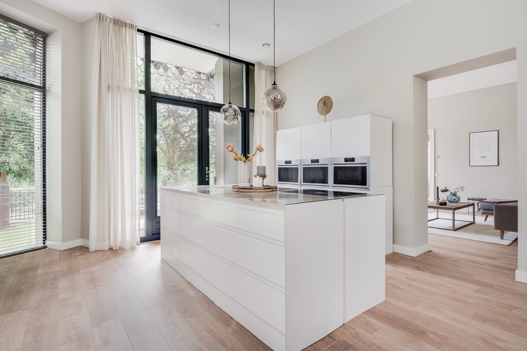 Cubiqz Pappküche mit modernen Linien und optimierten Passformen