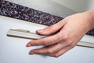 Täuschend echt wirkenden Pappmöbeln von Cubiqz